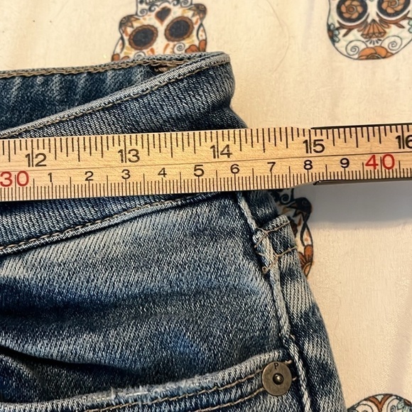Paige Jax Cut Off Shorts
Womens Size 28 Blue Kayson
Distressed Raw edge denim. - Picture 6 of 9